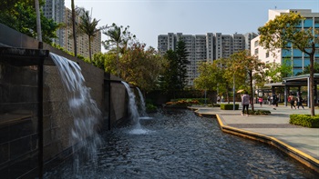水景有效地阻隔来自东区走廊的交通噪音，并为公园带来怡人的流水声，令游园成为让人心情舒畅和愉悦的活动。